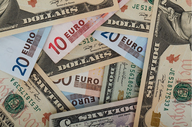 Market volatility prompts caution among EUR/USD analysts